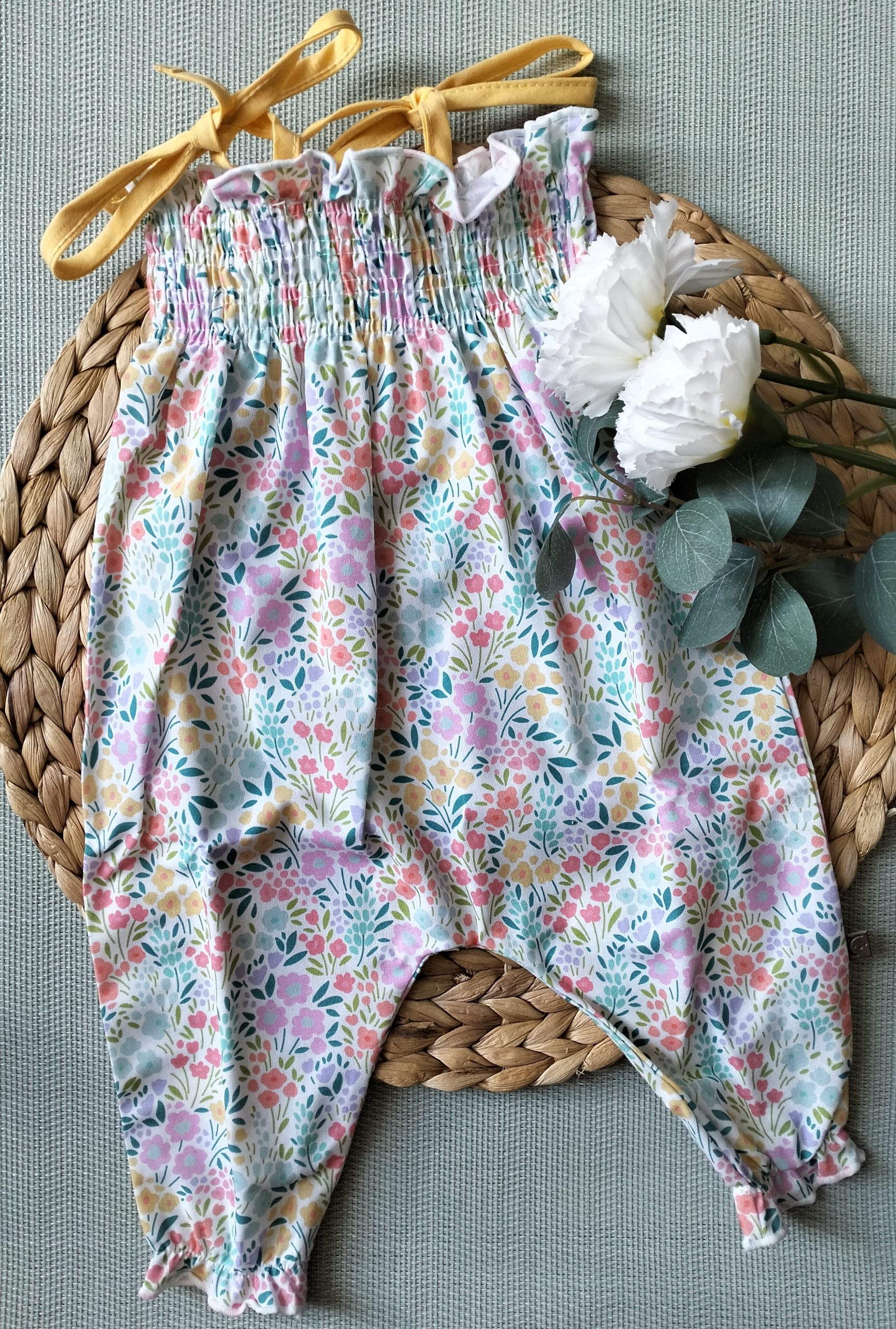 MONO DE FLORES