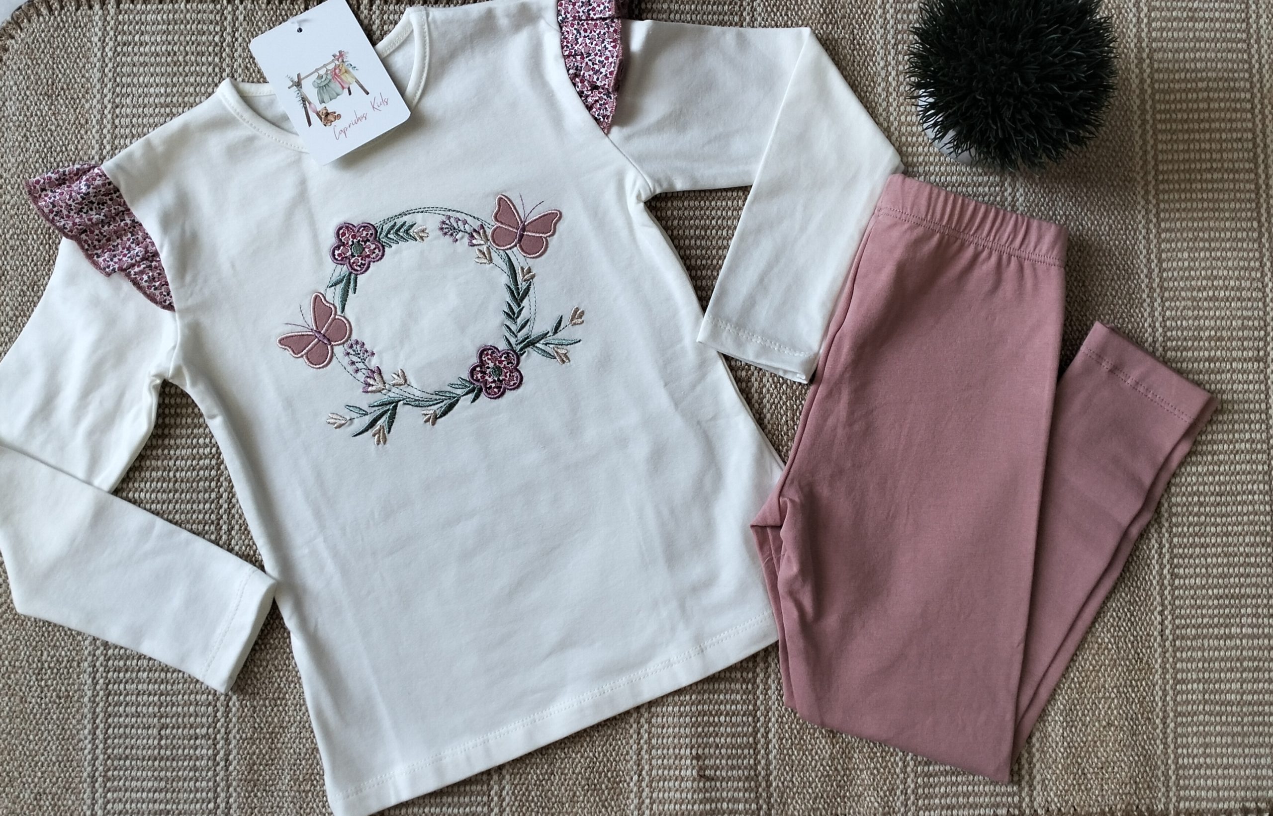 CONJUNTO NIÑA MARIPOSA-FLORES CON LEGGINS