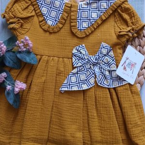 VESTIDO MOSTAZA CON CUELLO ESTAMPADO