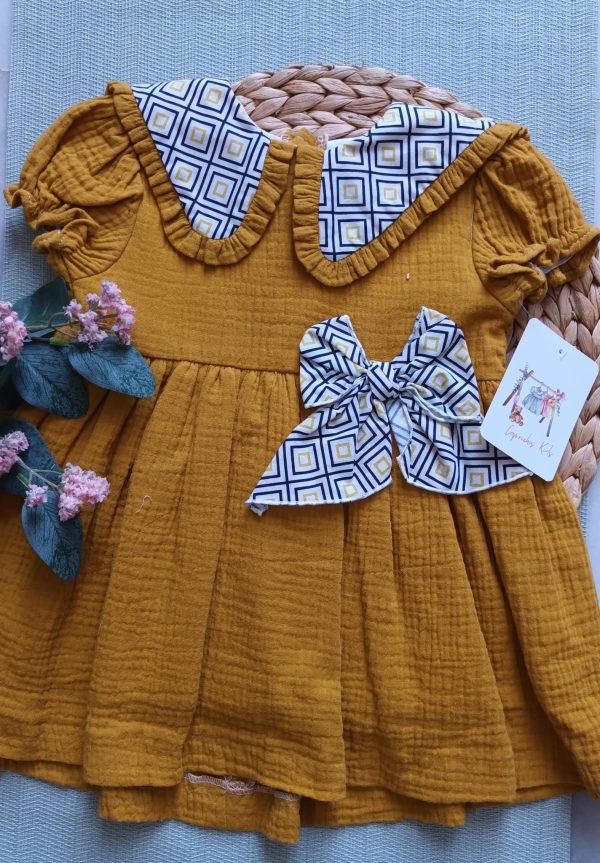 VESTIDO MOSTAZA CON CUELLO ESTAMPADO