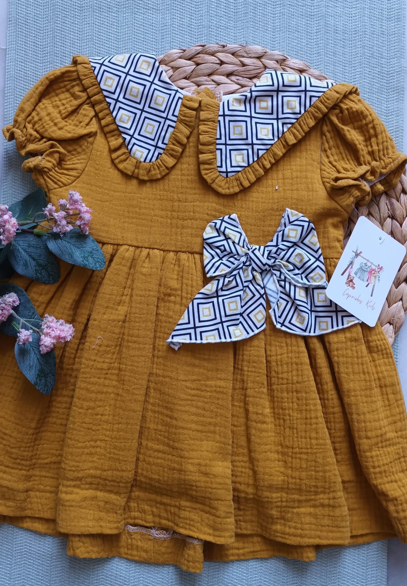 VESTIDO MOSTAZA CON CUELLO ESTAMPADO