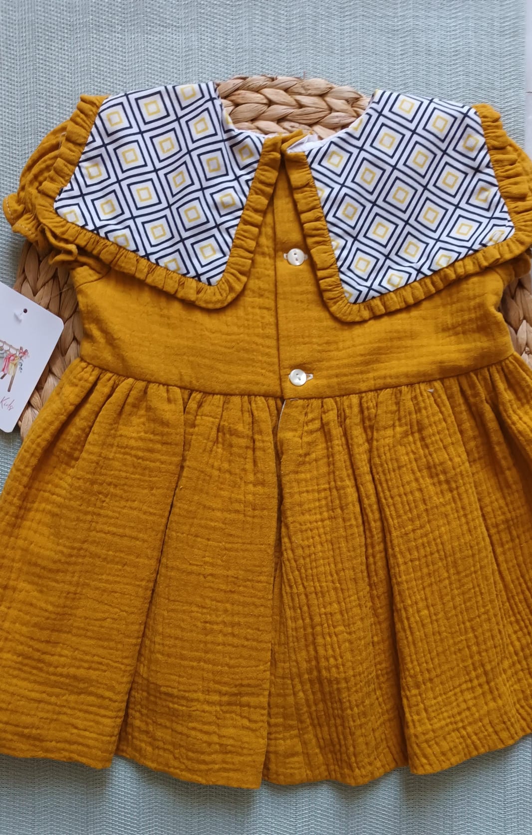 VESTIDO MOSTAZA CON CUELLO ESTAMPADO - Imagen 2