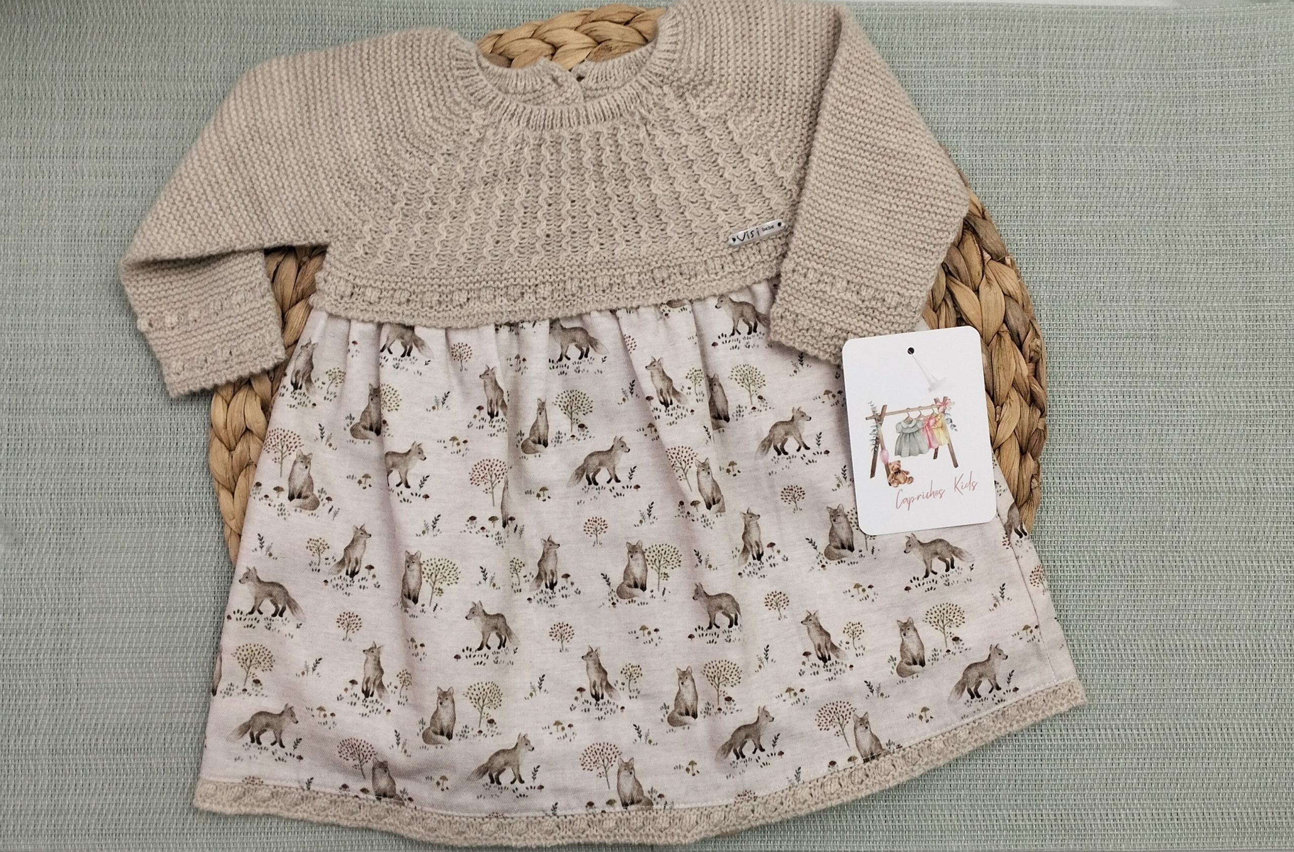 VESTIDO DE PUNTO BEIGE CON ESTAMPADO DE ANIMALES