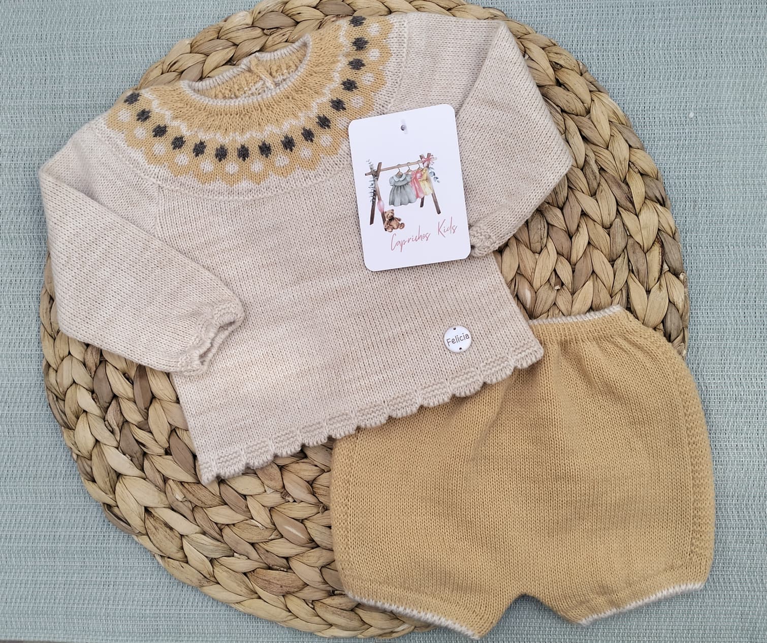 CONJUNTO DOS PIEZAS, CRUDO/OCRE